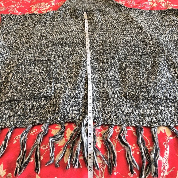 *NWOT* Beautifully Crafted Tassel-Trim Turtleneck Knit Poncho (with Pockets!) - Picture 10 of 16